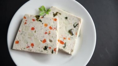 Terrine balıklı deniz tarağı Aziz Jacque deniz ürünleri taze lezzetli yemekler sofrada lezzetli gurme yemek üst görünüm uzay keto ve paleo diyeti pescetarya diyeti