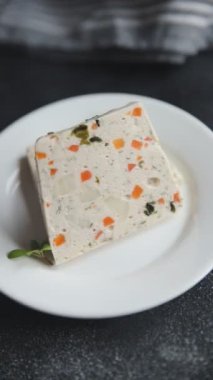 Terrine balıklı deniz tarağı Aziz Jacque deniz ürünleri taze lezzetli yemekler sofrada lezzetli gurme yemek üst görünüm uzay keto ve paleo diyeti pescetarya diyeti