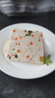 Terrine balıklı deniz tarağı Aziz Jacque deniz ürünleri taze lezzetli yemekler sofrada lezzetli gurme yemek üst görünüm uzay keto ve paleo diyeti pescetarya diyeti