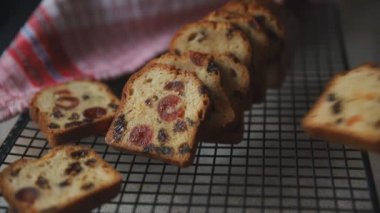 meyveli kek taze tatlı kurutulmuş meyve geleneksel pasta, fındıklı yemek abur cubur masada fotokopi uzay yemeği arka plan kırsal üst görünüm