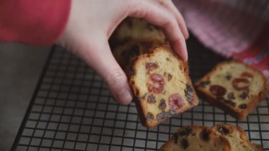 meyveli kek taze tatlı kurutulmuş meyve geleneksel pasta, fındıklı yemek abur cubur masada fotokopi uzay yemeği arka plan kırsal üst görünüm