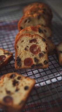 meyveli kek taze tatlı kurutulmuş meyve geleneksel pasta, fındıklı yemek abur cubur masada fotokopi uzay yemeği arka plan kırsal üst görünüm