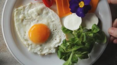 Kızarmış yumurta sarısı ve protein, domates, peynir, hazır kahvaltı taze lezzetli yemek gurmesi masanın üzerinde rustik yiyecekler üst görünüm boşluğu 