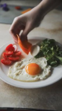 Kızarmış yumurta sarısı ve protein, domates, peynir, hazır kahvaltı taze lezzetli yemek gurmesi masanın üzerinde rustik yiyecekler üst görünüm boşluğu 