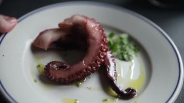Ahtapot besinli ahtapot ahtapot taze lezzetli yemek dokunaçları peskatarizm lezzetli gurme yemek arkaplanı masa rustik gıdalar üst görünüm fotokopi alanı keto ve paleo diyeti