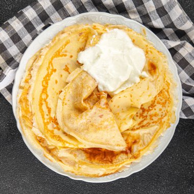 Krep, krep, tatlı kahvaltı ya da tatlı, lezzetli yemek. Lezzetli gurme yemek arkaplanı. Masanın üstünde.