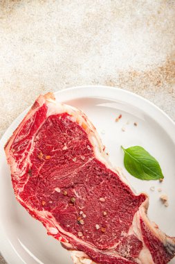 Çiğ biftek et taze yemek lezzetli gurme yemek arkaplan masa üzerinde yemek üst görünüm fotokopi uzay keto ve paleo diyet