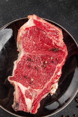 Çiğ biftek et taze yemek lezzetli gurme yemek arkaplan masa üzerinde yemek üst görünüm fotokopi uzay keto ve paleo diyet