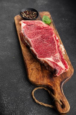 Çiğ biftek et taze yemek lezzetli gurme yemek arkaplan masa üzerinde yemek üst görünüm fotokopi uzay keto ve paleo diyet