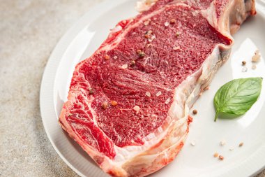 Çiğ biftek et taze yemek lezzetli gurme yemek arkaplan masa üzerinde yemek üst görünüm fotokopi uzay keto ve paleo diyet