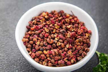 Sichuan biberi baharatlı bezelye taze lezzetli yemek gurme yemek arka planı masa kırsal yemek üst görünüm fotokopi alanı