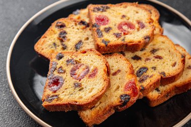 Meyveli kek tatlı tatlı kurutulmuş meyve geleneksel pasta, fındıklı yemek abur cubur masada fotokopi uzay yemeği arka plan kırsal üst görünüm