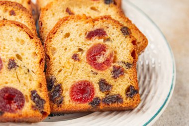 Meyveli kek tatlı tatlı kurutulmuş meyve geleneksel pasta, fındıklı yemek abur cubur masada fotokopi uzay yemeği arka plan kırsal üst görünüm