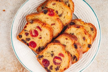 Meyveli kek tatlı tatlı kurutulmuş meyve geleneksel pasta, fındıklı yemek abur cubur masada fotokopi uzay yemeği arka plan kırsal üst görünüm