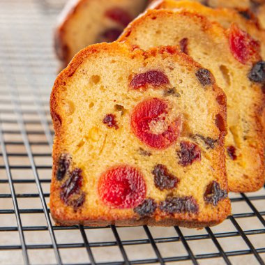 Meyveli kek tatlı tatlı kurutulmuş meyve geleneksel pasta, fındıklı yemek abur cubur masada fotokopi uzay yemeği arka plan kırsal üst görünüm