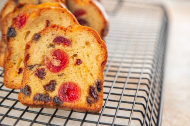 Meyveli kek tatlı tatlı kurutulmuş meyve geleneksel pasta, fındıklı yemek abur cubur masada fotokopi uzay yemeği arka plan kırsal üst görünüm