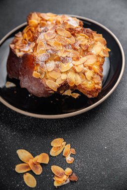 Brioche tatlı bademli Fransız tostu taze lezzetli yemekler lezzetli gurme yemek arka planı masa kırsal yiyeceklerin üst görüntüsü fotokopi alanı.