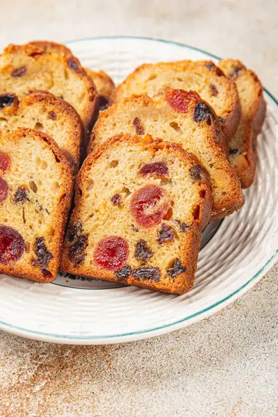 Meyveli kek tatlı tatlı kurutulmuş meyve geleneksel pasta, fındıklı yemek abur cubur masada fotokopi uzay yemeği arka plan kırsal üst görünüm