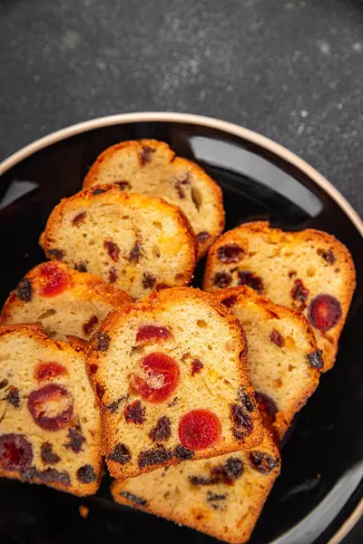 Meyveli kek tatlı tatlı kurutulmuş meyve geleneksel pasta, fındıklı yemek abur cubur masada fotokopi uzay yemeği arka plan kırsal üst görünüm