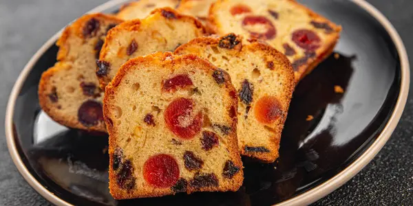 Meyveli kek tatlı tatlı kurutulmuş meyve geleneksel pasta, fındıklı yemek abur cubur masada fotokopi uzay yemeği arka plan kırsal üst görünüm