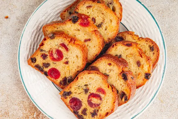 Meyveli kek tatlı tatlı kurutulmuş meyve geleneksel pasta, fındıklı yemek abur cubur masada fotokopi uzay yemeği arka plan kırsal üst görünüm
