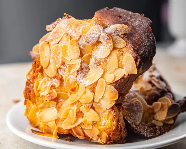 Brioche tatlı bademli Fransız tostu taze lezzetli yemekler lezzetli gurme yemek arka planı masa kırsal yiyeceklerin üst görüntüsü fotokopi alanı.