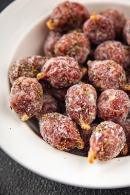 Küçük füme sosis aperatifler mini salam sosis kabanosy fast food taze lezzetli yemekler sofrada lezzetli gurme yemek arka planı rustik yemekler üst görünüm uzay