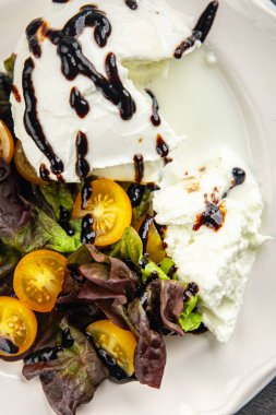 Burrata salatası taze yemek lezzetli gurme yemek arkaplan masa üzerinde yemek üst görünüm fotokopi uzay keto ve paleo diyet vejetaryen ve vejetaryen gıda