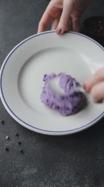 Mor patates püresi taze yemek lezzetli gurme yemek arkaplanı masanın üstünde rustik yemek fotokopi alanı keto ve paleo diyet vejetaryen ve vejetaryen yemekleri