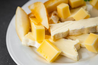 Peynir tabağı Fransız peyniri taze lezzetli yemekler lezzetli gurme yemek arkaplanı masa kırsal yiyeceklerin üst görünümü fotokopi alanı