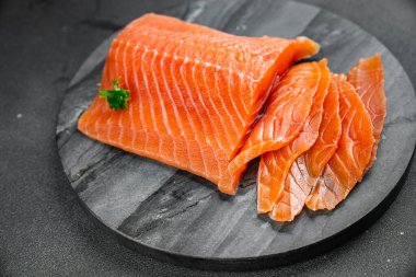 çiğ somon balığı taze deniz ürünleri taze lezzetli yemek lezzetli gurme yemek arkaplan masanın üzerinde rustik gıda üst görünüm fotokopi alanı vejetaryen gıda