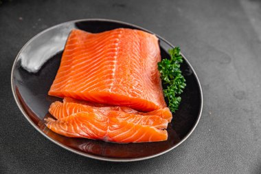 çiğ somon balığı taze deniz ürünleri taze lezzetli yemek lezzetli gurme yemek arkaplan masanın üzerinde rustik gıda üst görünüm fotokopi alanı vejetaryen gıda