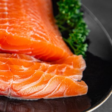 çiğ somon balığı taze deniz ürünleri taze lezzetli yemek lezzetli gurme yemek arkaplan masanın üzerinde rustik gıda üst görünüm fotokopi alanı vejetaryen gıda