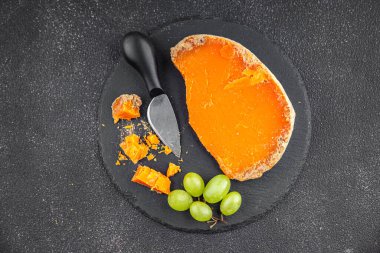 Mimolette peyniri ya da çedar peyniri taze lezzetli yemek arkaplanı masanın kırsal kesiminde lezzetli gurme yemek üst görünümü fotokopi alanı