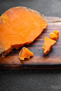 Mimolette peyniri ya da çedar peyniri taze lezzetli yemek arkaplanı masanın kırsal kesiminde lezzetli gurme yemek üst görünümü fotokopi alanı