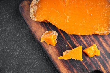 Mimolette peyniri ya da çedar peyniri taze lezzetli yemek arkaplanı masanın kırsal kesiminde lezzetli gurme yemek üst görünümü fotokopi alanı