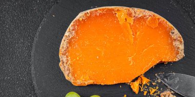 Mimolette peyniri ya da çedar peyniri taze lezzetli yemek arkaplanı masanın kırsal kesiminde lezzetli gurme yemek üst görünümü fotokopi alanı