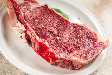 Çiğ biftek et taze yemek lezzetli gurme yemek arkaplan masa üzerinde yemek üst görünüm fotokopi uzay keto ve paleo diyet