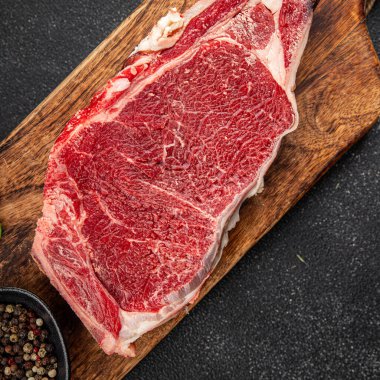 Çiğ biftek et taze yemek lezzetli gurme yemek arkaplan masa üzerinde yemek üst görünüm fotokopi uzay keto ve paleo diyet