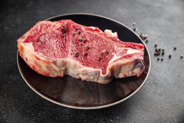 Çiğ biftek et taze yemek lezzetli gurme yemek arkaplan masa üzerinde yemek üst görünüm fotokopi uzay keto ve paleo diyet