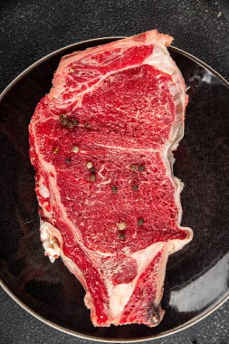 Çiğ biftek et taze yemek lezzetli gurme yemek arkaplan masa üzerinde yemek üst görünüm fotokopi uzay keto ve paleo diyet