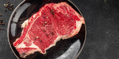 Çiğ biftek et taze yemek lezzetli gurme yemek arkaplan masa üzerinde yemek üst görünüm fotokopi uzay keto ve paleo diyet