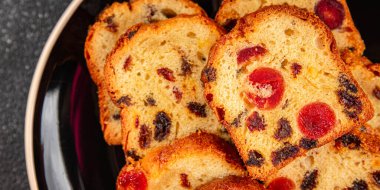 Meyveli kek tatlı tatlı kurutulmuş meyve geleneksel pasta, fındıklı yemek abur cubur masada fotokopi uzay yemeği arka plan kırsal üst görünüm