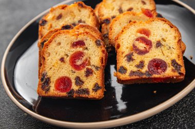 Meyveli kek tatlı tatlı kurutulmuş meyve geleneksel pasta, fındıklı yemek abur cubur masada fotokopi uzay yemeği arka plan kırsal üst görünüm