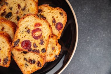 Meyveli kek tatlı tatlı kurutulmuş meyve geleneksel pasta, fındıklı yemek abur cubur masada fotokopi uzay yemeği arka plan kırsal üst görünüm
