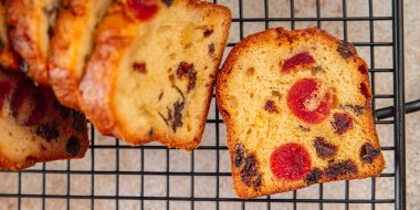 Meyveli kek tatlı tatlı kurutulmuş meyve geleneksel pasta, fındıklı yemek abur cubur masada fotokopi uzay yemeği arka plan kırsal üst görünüm