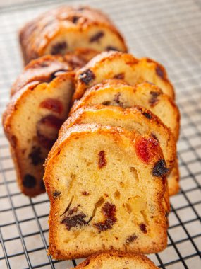 Meyveli kek tatlı tatlı kurutulmuş meyve geleneksel pasta, fındıklı yemek abur cubur masada fotokopi uzay yemeği arka plan kırsal üst görünüm
