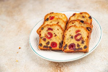 Meyveli kek tatlı tatlı kurutulmuş meyve geleneksel pasta, fındıklı yemek abur cubur masada fotokopi uzay yemeği arka plan kırsal üst görünüm