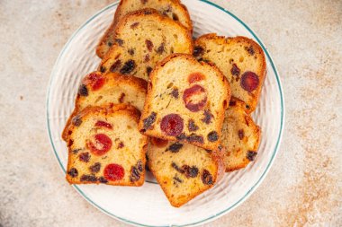 Meyveli kek tatlı tatlı kurutulmuş meyve geleneksel pasta, fındıklı yemek abur cubur masada fotokopi uzay yemeği arka plan kırsal üst görünüm