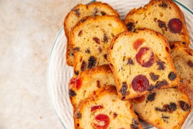 Meyveli kek tatlı tatlı kurutulmuş meyve geleneksel pasta, fındıklı yemek abur cubur masada fotokopi uzay yemeği arka plan kırsal üst görünüm